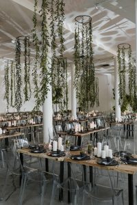 Wesele z udziałem drewnianych stołów