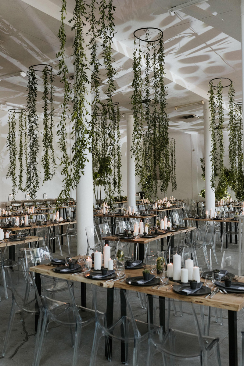 Wesele z udziałem drewnianych stołów