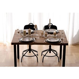 Kameralna impreza przy dębowym stole