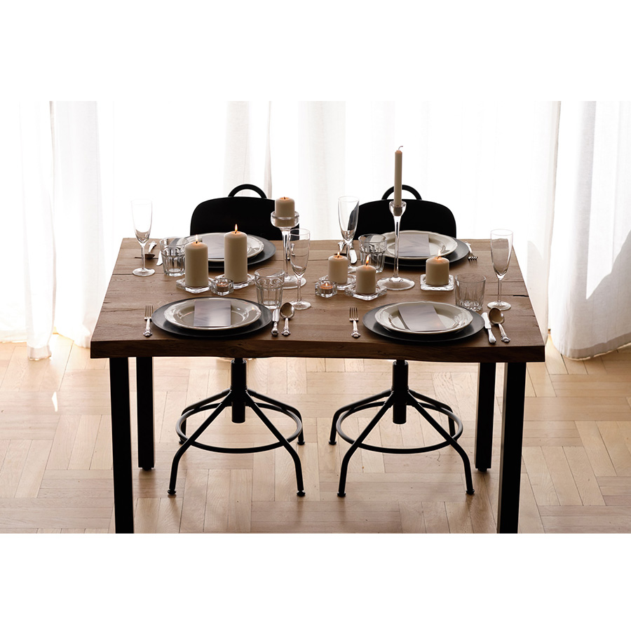 Kameralna impreza przy dębowym stole