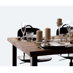 Przykład zastawy na eleganckim drewnianym stole do wynajęcia